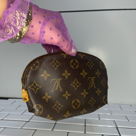 LOUIS VUITTON
Monogram Cosmetic Pouch - Picture 5 of 10